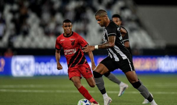 Em alta, Athletico-PR recebe Botafogo, líder do Brasileirão