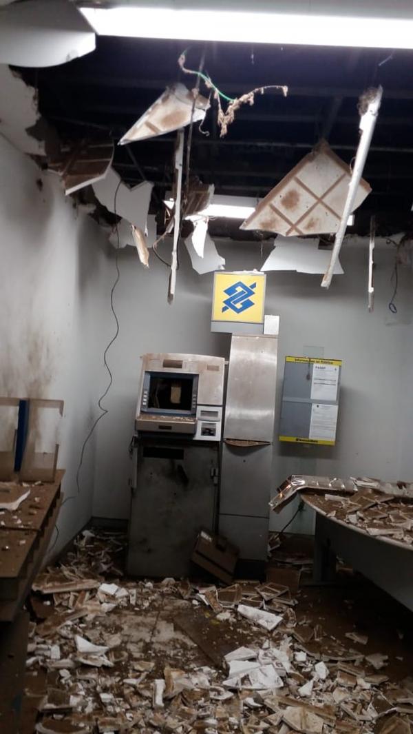 Ag&ecirc;ncia ficou destru&iacute;da ap&oacute;s a a&ccedil;&atilde;o criminosa(Imagem:Divulga&ccedil;&atilde;o/Pol&iacute;cia Militar)