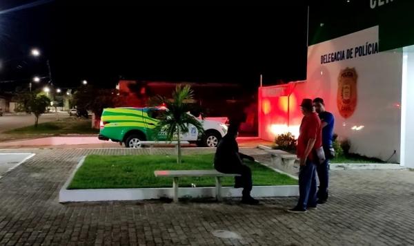 Suspeito de atos obscenos é preso após roubar arma de PM e se esconder em cemitério no litoral do PI
