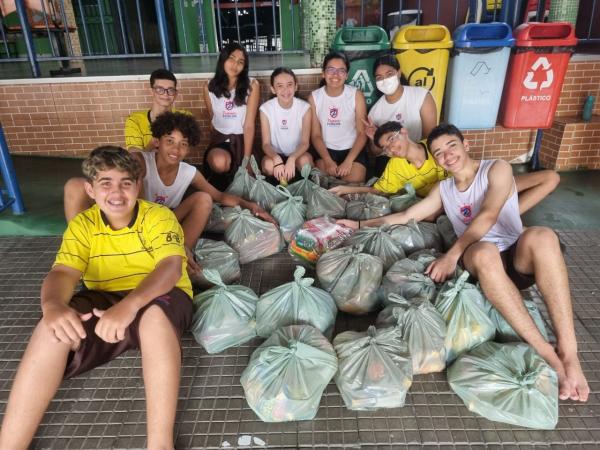 Alunos da Escola Pequeno Príncipe distribuem cestas básicas para famílias necessitadas em Floriano