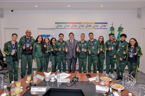 Rafael Fonteles recepciona estudantes que seguem para interc&acirc;mbio na Alemanha.(Imagem:Gabriel Paulino)