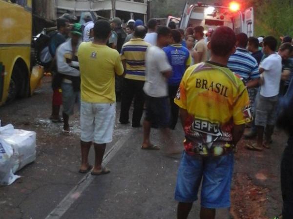 Três pessoas morrem e 18 se ferem em acidente entre 2 ônibus e carreta
