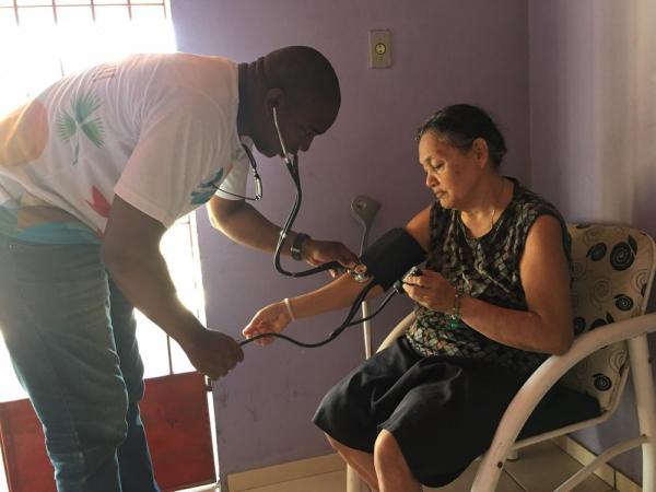 Cubano desempregado no Piauí tenta vaga de gari, mas é recusado por ser médico