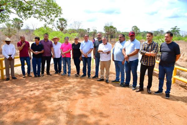 Vereadores de Floriano participam de entrega da ponte que dá acesso à localidade Saco.(Imagem:CMF)