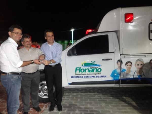 Secretaria de Saúde de Floriano recebe nova ambulância