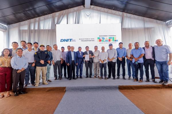 Deputado Dr. Francisco Costa participa da assinatura da ordem de servi&ccedil;o para duplica&ccedil;&atilde;o da BR-343 em Teresina.(Imagem:Divulga&ccedil;&atilde;o)
