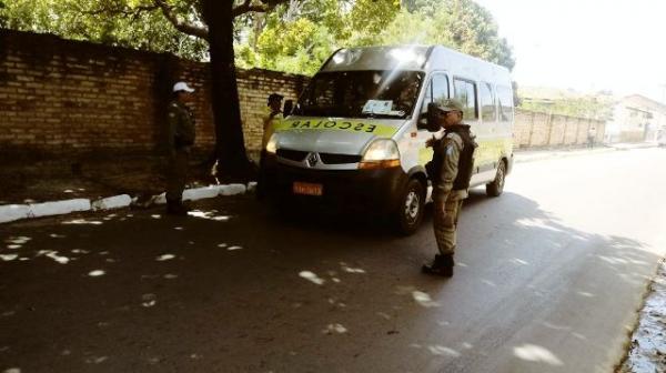 Pol&iacute;cia Militar e SUTRAN realizam blitz no centro de Floriano.(Imagem:FlorianoNews)