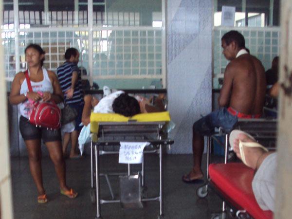 Pessoas s&atilde;o atendidas e ficam em macas no hall do HUT(Imagem:180Graus)