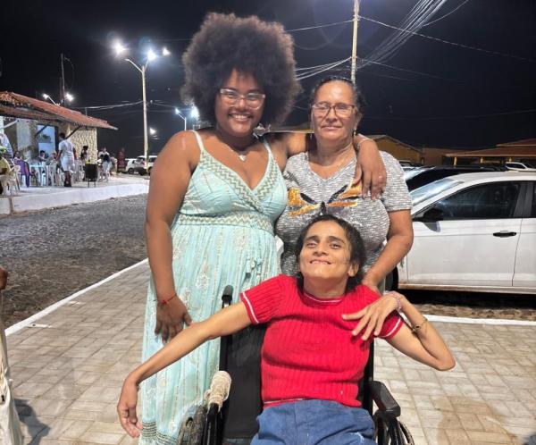 Rosilene Silva &eacute; empres&aacute;ria e m&atilde;e solo de duas filhas.(Imagem:Arquivo pessoal)