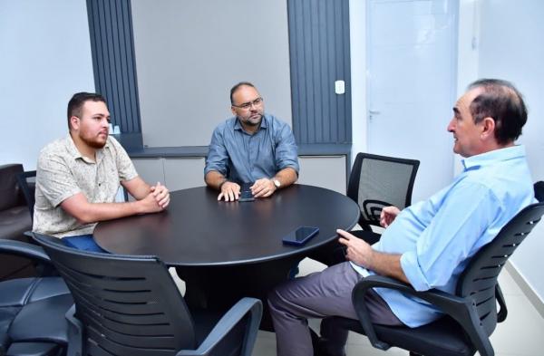 Vereador Joab Curvina e prefeito Antônio Reis discutem obras e programas em reunião