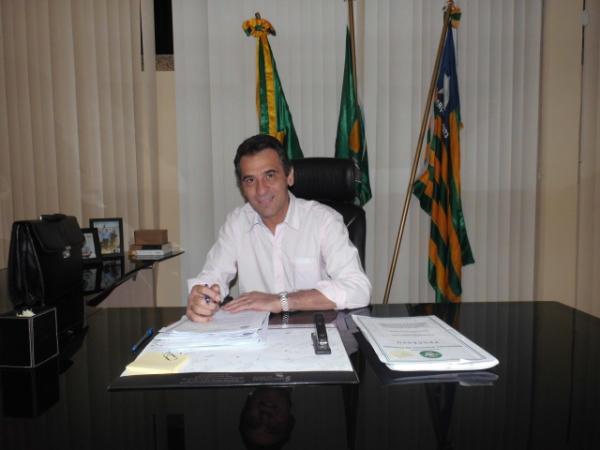 Prefeito Gilberto J&uacute;nior(Imagem:FlorianoNews)
