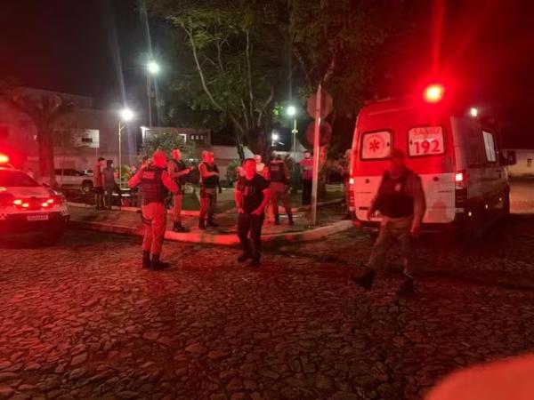 Adolescente é morto a facadas e homem é assassinado a tiros dentro de carro em Piripiri
