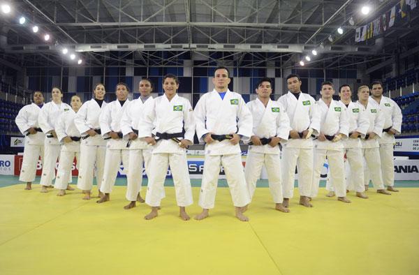 Sarah Menezes recebe quimono oficial para os Jogos Olímpicos