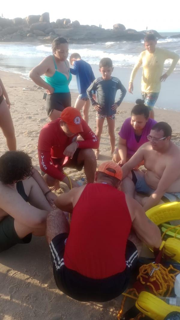 Pai e filho são resgatados de afogamento na praia Pedra do Sal em Parnaíba, litoral do PiauíOi