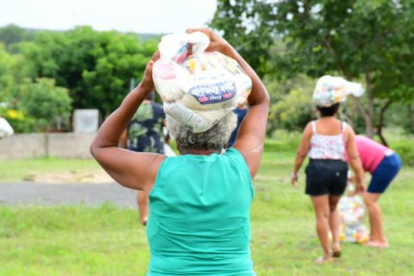 Prefeitura de Floriano realiza entrega de cestas básicas a famílias das zonas urbana e rural(Imagem:Secom)
