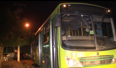 Bandidos armados fazem arrastão dentro de ônibus em Teresina