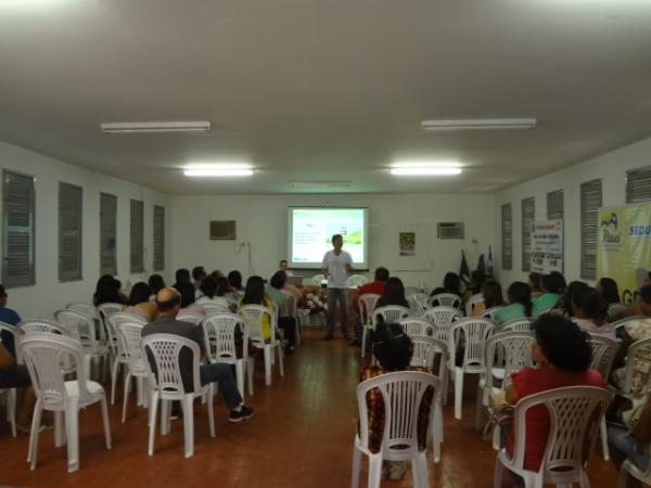 Educadores participam de capacita&ccedil;&atilde;o sobre o uso consciente de energia el&eacute;trica.(Imagem:FlorianoNews)