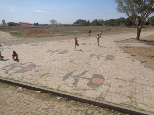 Palha&ccedil;o carrapeta percorre ruas de Floriano distribuindo bombons.(Imagem:FlorianoNews)