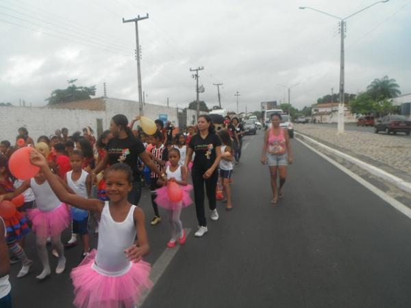 Caminhada marca abertura da Semana da Criança em Floriano.(Imagem:FlorianoNews)