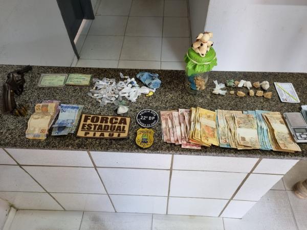 Trio &eacute; preso com drogas, arma e dinheiro na zona Norte de Teresina(Imagem:Divulga&ccedil;&atilde;o)