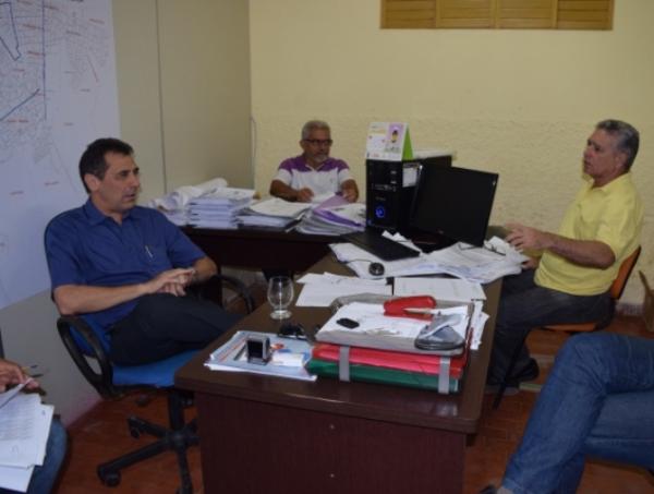 Prefeito Gilberto J&uacute;nior participa de reuni&atilde;o na Seinfra.(Imagem:Waldemir Miranda)