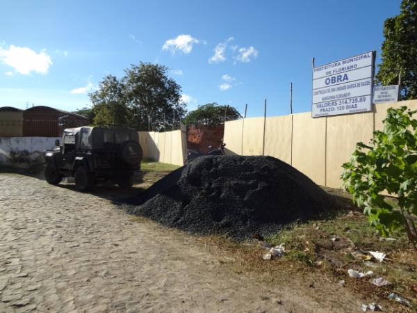 Prefeito visita obras de Unidade B&aacute;sica de Sa&uacute;de em Floriano.(Imagem:FlorianoNews)