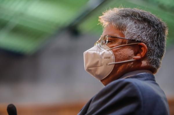 Gustavo Neiva denuncia a falta de medicamentos no Hospital Regional de Floriano