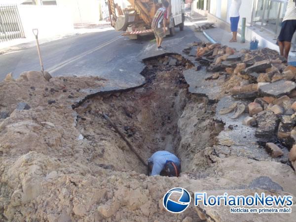 Rompimento de cano provocou falta d'&aacute;gua nos bairros de Floriano.(Imagem:FlorianoNews)