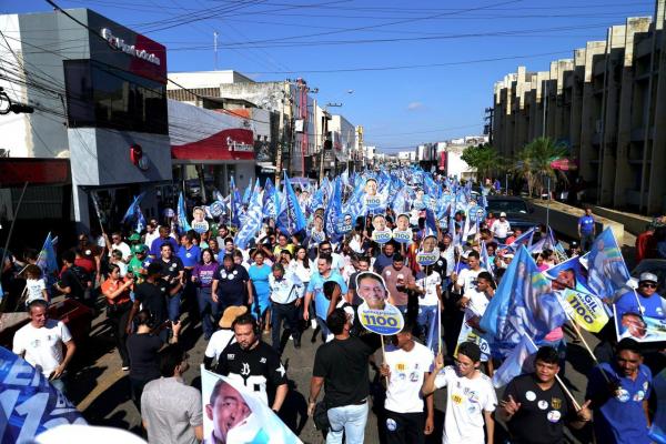  Joel re&uacute;ne multid&atilde;o em Picos e, ao lado de Ciro, &eacute; recebido com festa: 