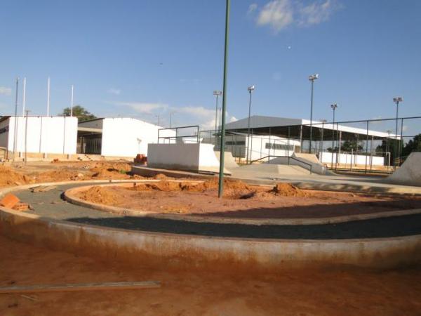 Obras da Pra&ccedil;a da Juventude em Oeiras.(Imagem:FlorianoNews)