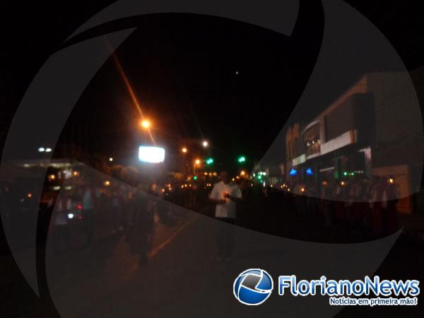Fi&eacute;is participam da Prociss&atilde;o do Fogar&eacute;u em Floriano.(Imagem:FlorianoNews)