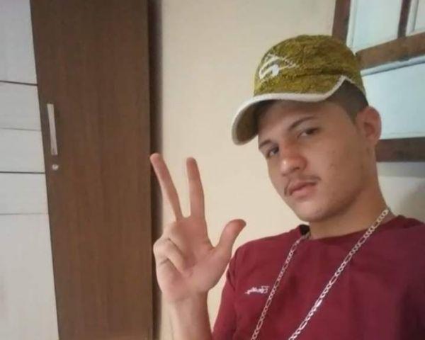 Suspeito de cometer o assassinato de Ackson dos Reis se apresenta à Delegacia Regional de Floriano