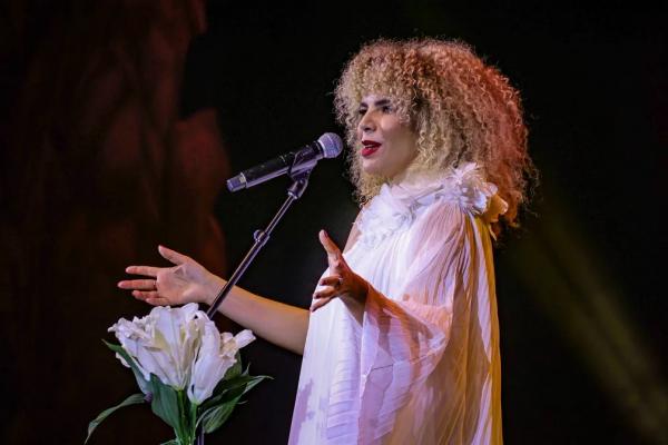 Vanessa da Mata faz da felicidade uma arma quente no show "Vem doce"