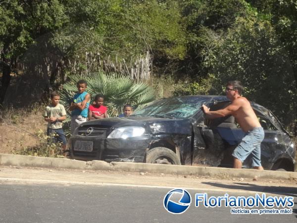 Carro capota ap&oacute;s motorista perder o controle em curva da morte.(Imagem:FlorianoNews)
