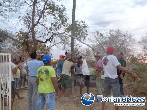 Levantamento do Mastro d&aacute; inicio aos festejos de Bom Jesus da Lapa na localidade Tabuleiro do Mato.(Imagem:FlorianoNews)