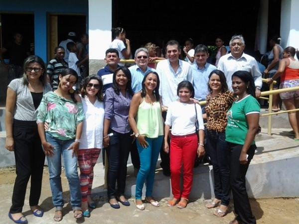 Prefeito Gilberto J&uacute;nior inaugura po&ccedil;o na escola da Comunidade Pil&otilde;es.(Imagem:Waldemir Miranda)