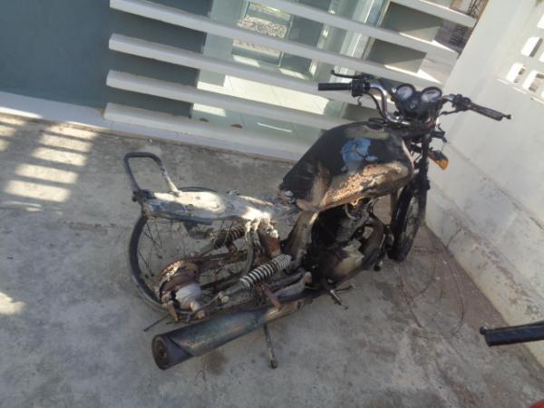 Motocicleta &eacute; encontrada queimada na PI 140, em Floriano.(Imagem:FlorianoNews)