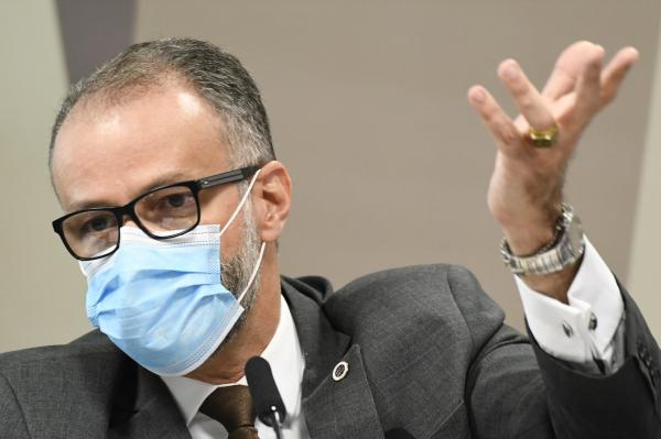 Presidente da Anvisa rebate ataque de Bolsonaro e cobra retratação