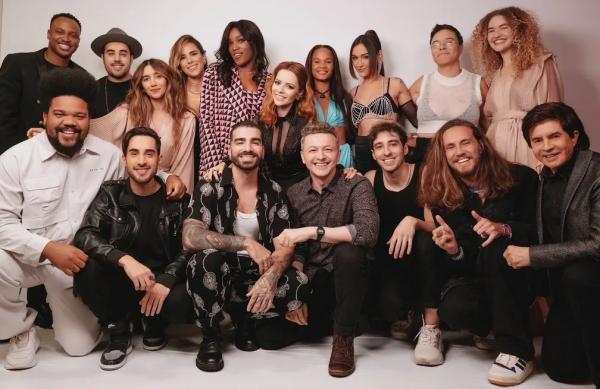 Sandy posa com os artistas reunidos na grava&ccedil;&atilde;o ao vivo do &aacute;lbum 