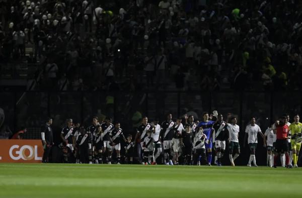  Trocida saudou jogadores do Vasco com bal&otilde;es brancos.(Imagem:Alexandre Cassiano)