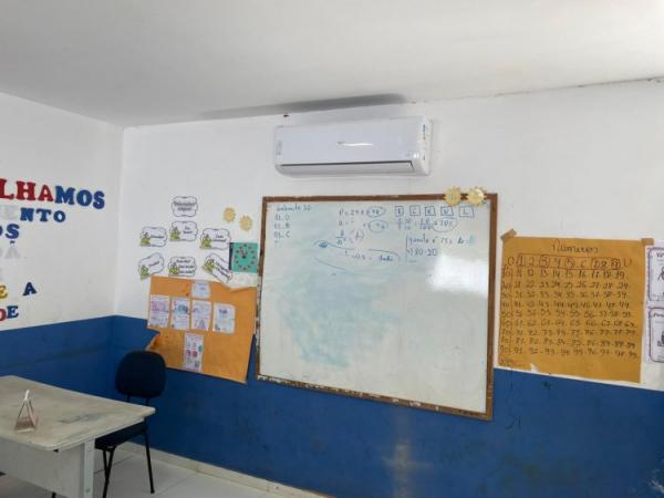 Prefeitura de Floriano instala aparelhos de ar-condicionado em escola da localidade Amolar(Imagem:Secom)