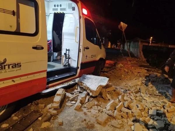 Três pessoas ficam feridas após muro de escola desabar em Barras