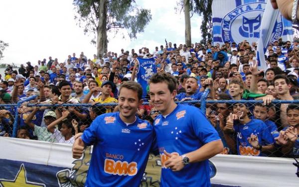 Dagoberto e Everton Ribeiro na apresenta&ccedil;&atilde;o.(Imagem:Tarc&iacute;sio Badar&oacute; / Globoesporte.com)