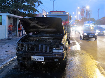Carro pega fogo e bombeiros apagam chamas em avenida na zona Sul