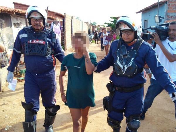 PM invade ponto de venda de drogas, prende dois e grávida passa mal