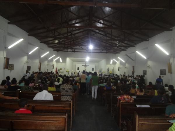 Fiéis participam da penúltima noite do festejo de São José Operário.(Imagem:FlorianoNews)