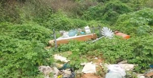 Descarte de caixão e entulhos funerários assusta moradores de localidade rural de Floriano