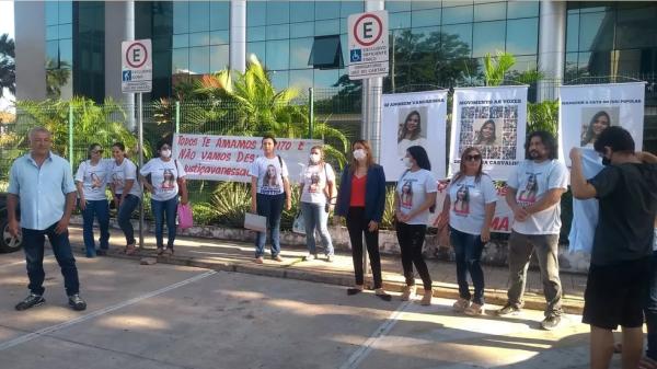  Fam&iacute;lia da enfermeira Vanessa Carvalho protesta em frente ao F&oacute;rum Criminal de Teresina.(Imagem:Reprodu&ccedil;&atilde;o Pessoal )