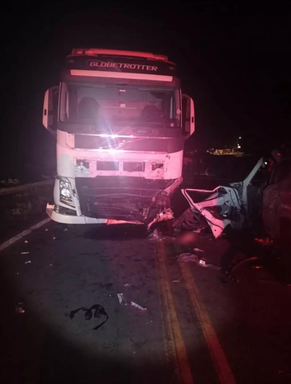  Homem e crian&ccedil;a morrem em colis&atilde;o frontal entre carro e caminh&atilde;o na BR-135 em Monte Alegre do Piau&iacute;.(Imagem:Pol&iacute;cia Militar )