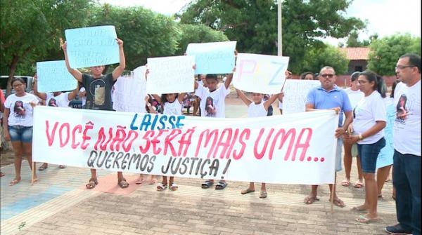 Família e amigos de mulher morta na frente do filho cobram justiça durante protesto em Nazária
